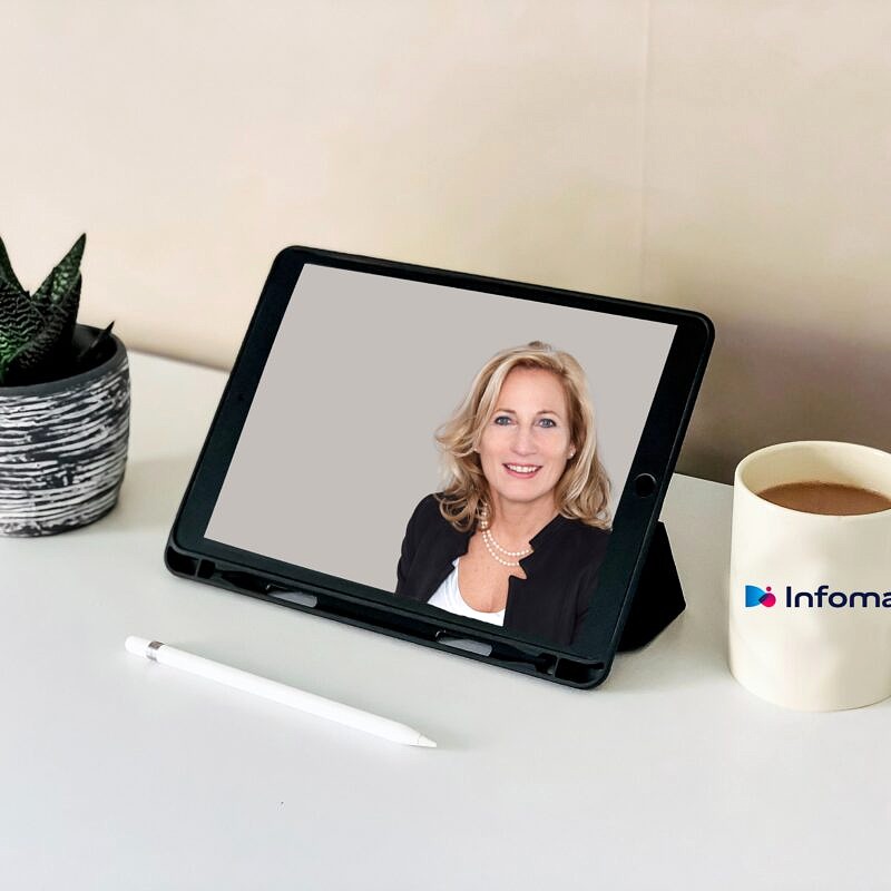 Tablet mit Webinar-Darstellung und Produktlogo, Symbolbild für Infoma-Webinare.